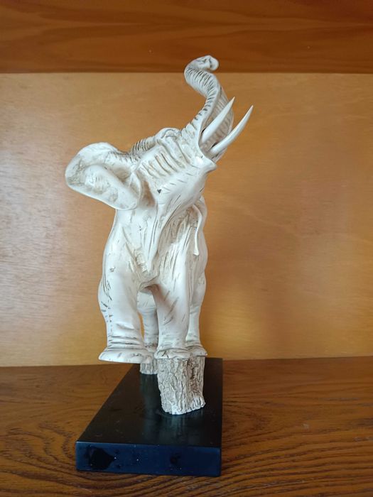 Elefante e estátuas