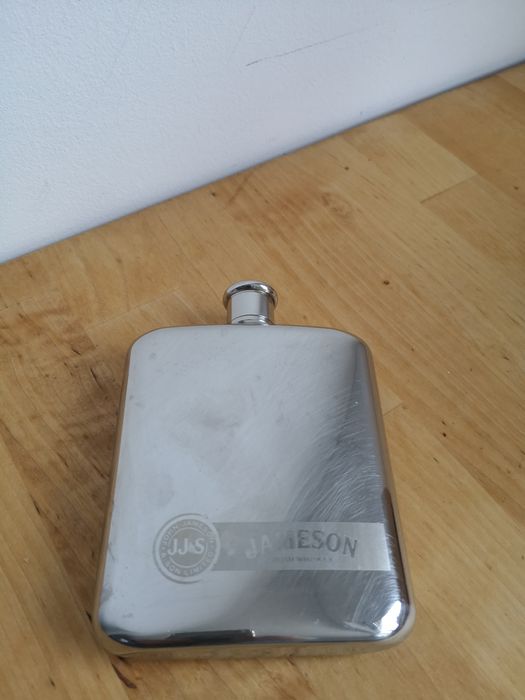 Mała piersiówka wyprzedaż garażowa