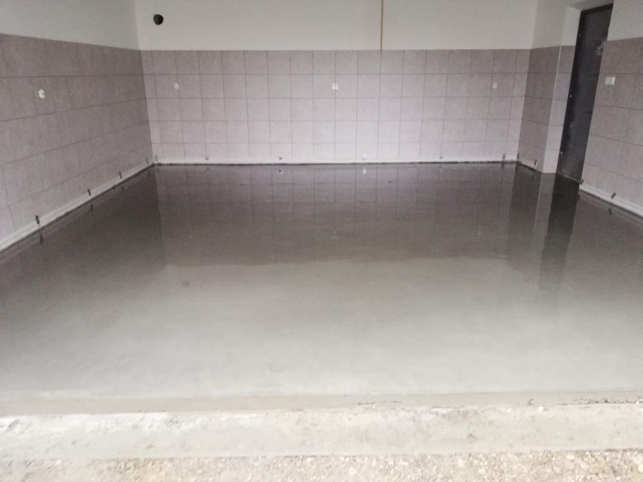 Posadzki przemysłowe zacierane zacieraczkami- wylewanie obróbka betonu