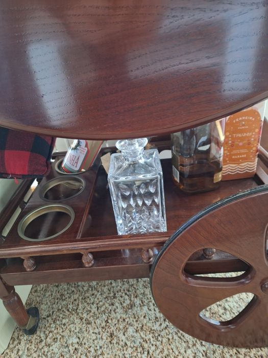 Vendo mini bar em castanho.