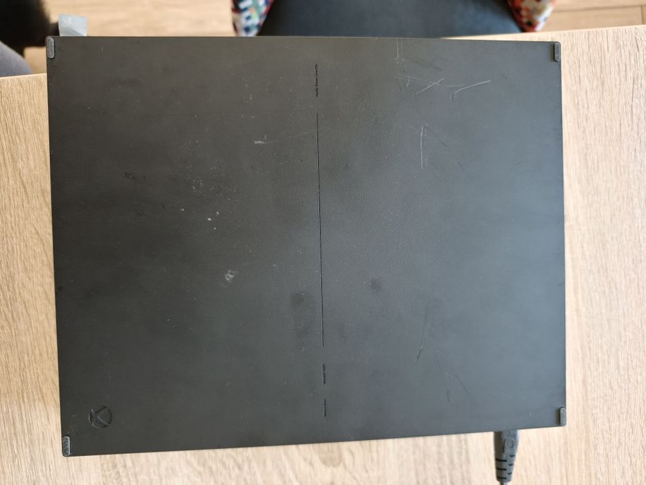 Konsola Xbox one s z padem
