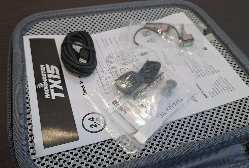 RadioMaster TX15 16 Canais ELRS + 2 Baterias 3200mAh 3.7V 18650
