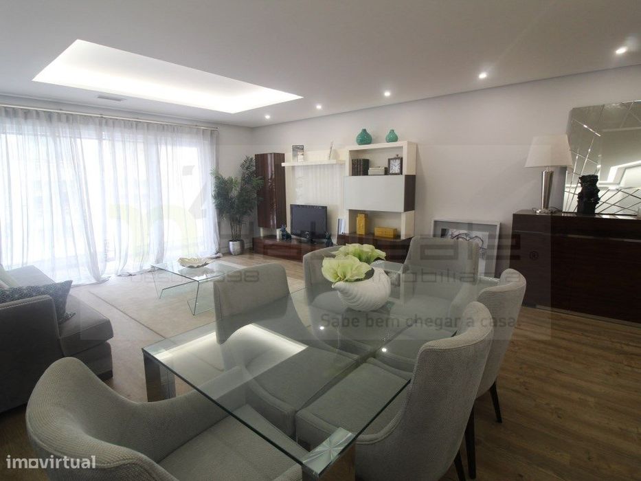 T3 Excelentes Acabamentos com Box Perto da Praia de Carcavelos