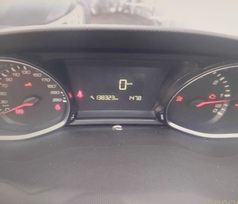 vendo Peugeot 308 II 1.6 HDI 100CV de 2017 acidentado salvado