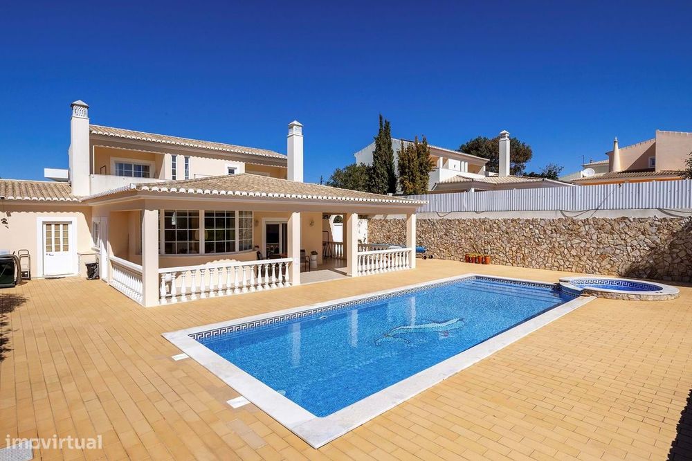 Luminosa Moradia T3+1 Com Piscina E Garagem Para Venda Na Praia Da Luz