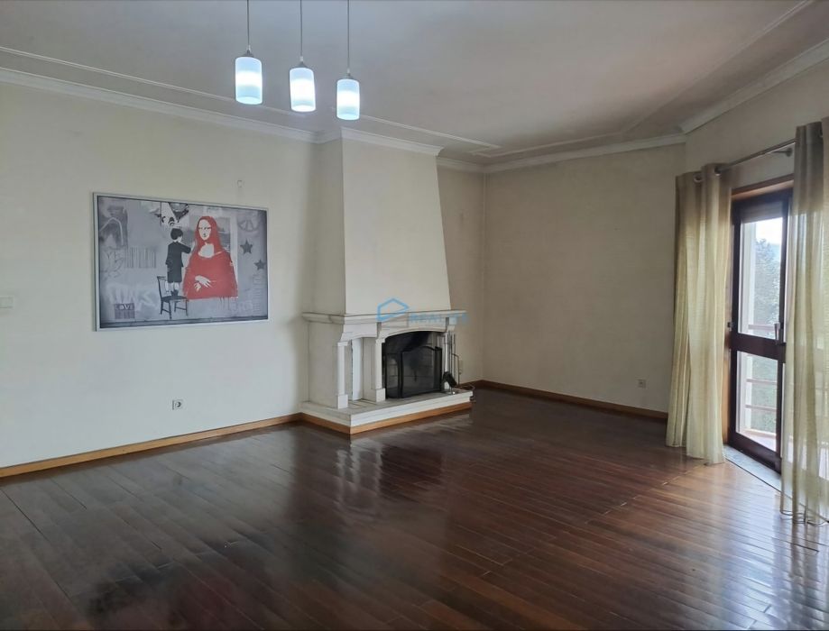 Apartamento T4 c/ garagens e sotão