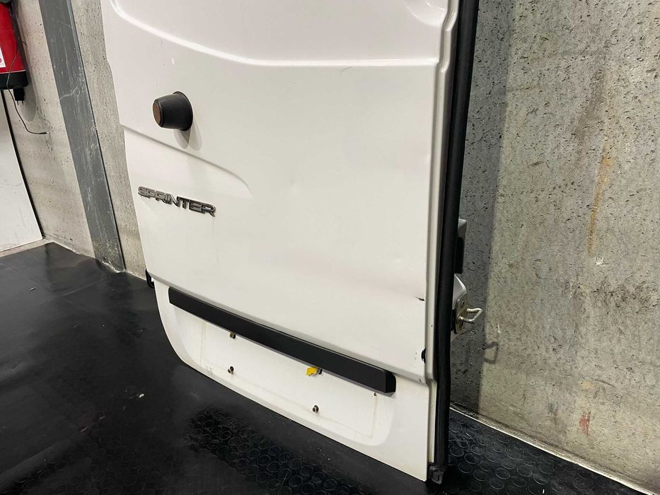 Porta traseira esquerda Mercedes Sprinter W906 (Ano: 2014)
