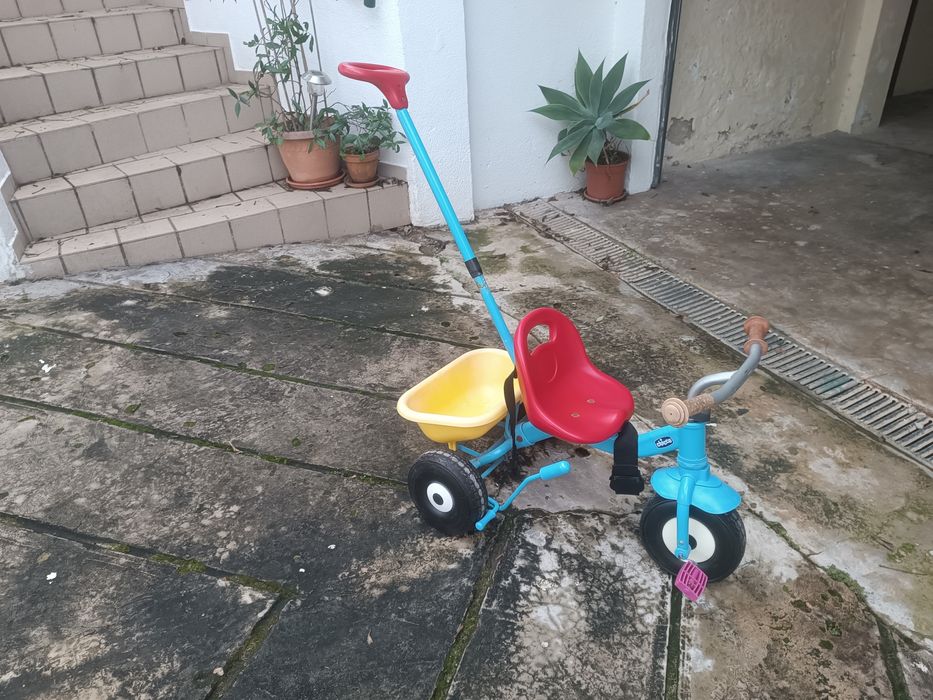 Bicicleta e triciclo de criança