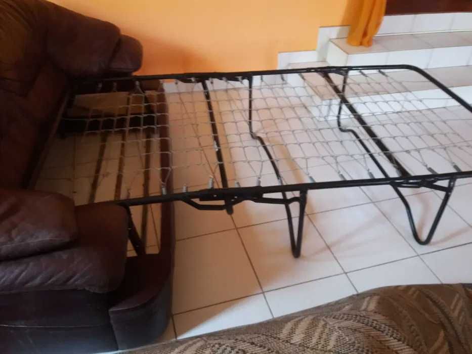 Sofá cama em pele c/colchão e poltrona