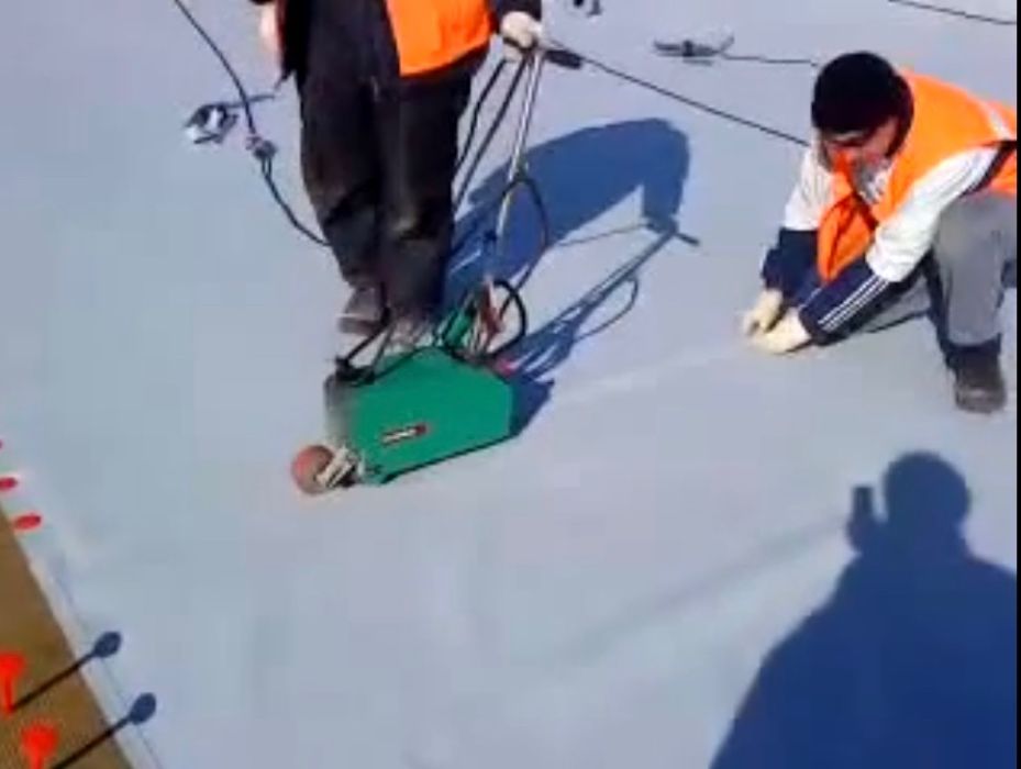 Покрівля монтаж ПВХ