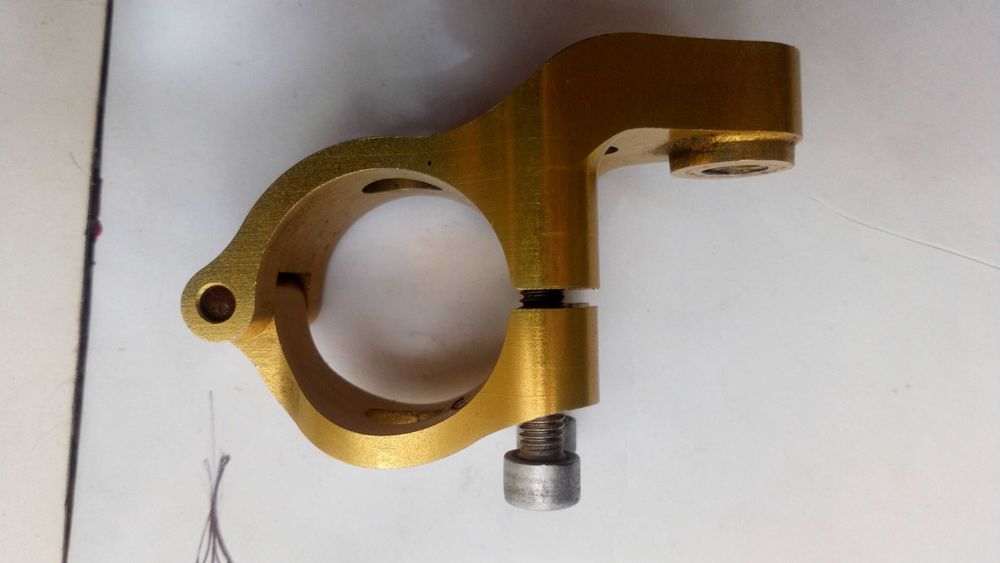 Amortecedor de direcção Hyperpro com 120mm de curso.
