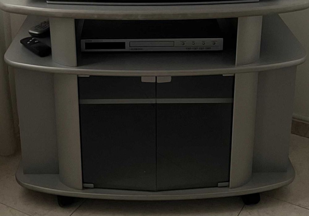 Móvel de TV com rodas e portas de vidro