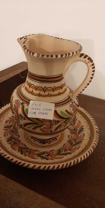 Varias peças de loiça ,mesas