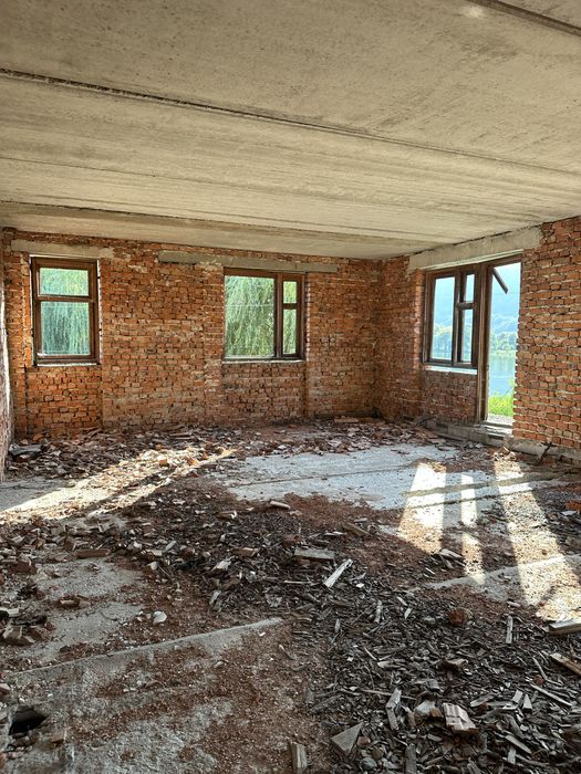 Будинок біля центрального озера м. Надвірна