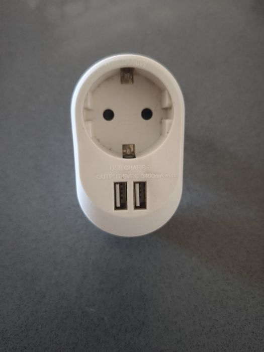 Ficha com Tomada e duas portas USB486312417669959680