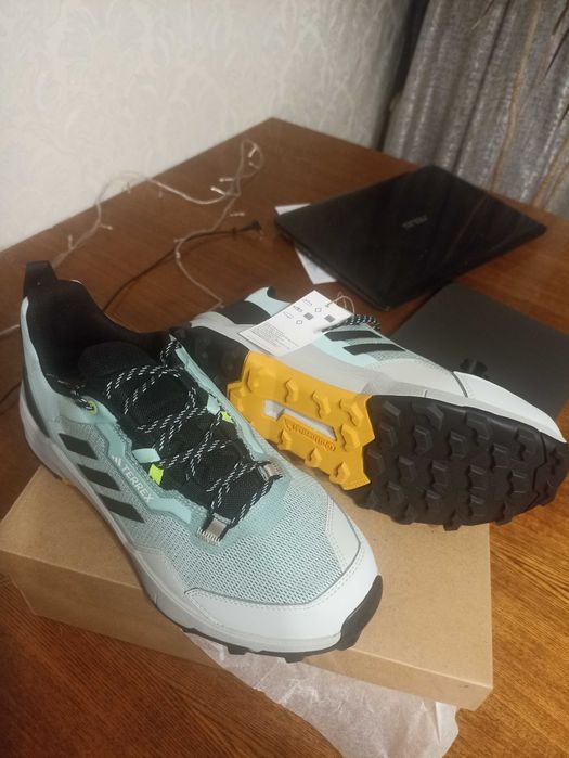 Продаю женские кроссовки