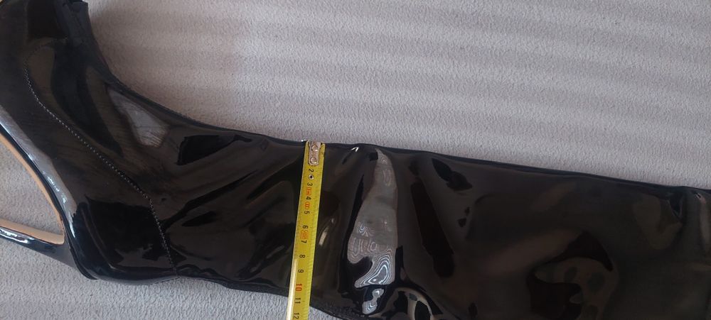 Lakierowane kozaki open toes