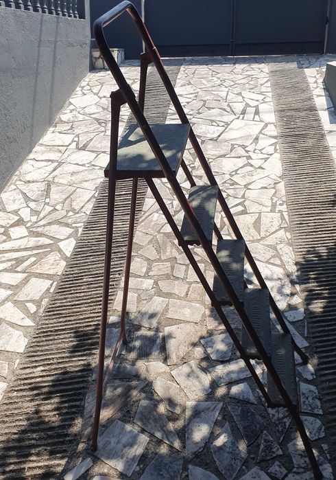 Muito raro escadote antigo, marca Sardão, em ferro, recuperado