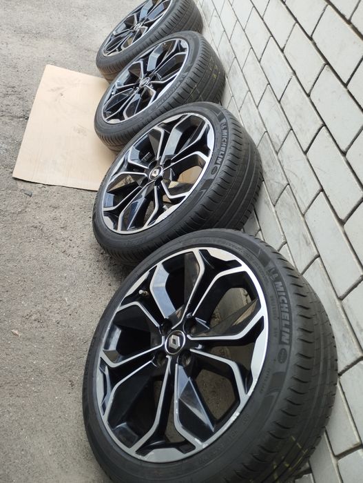 R17 4 100 диски Renault original  с шинами Michelin.