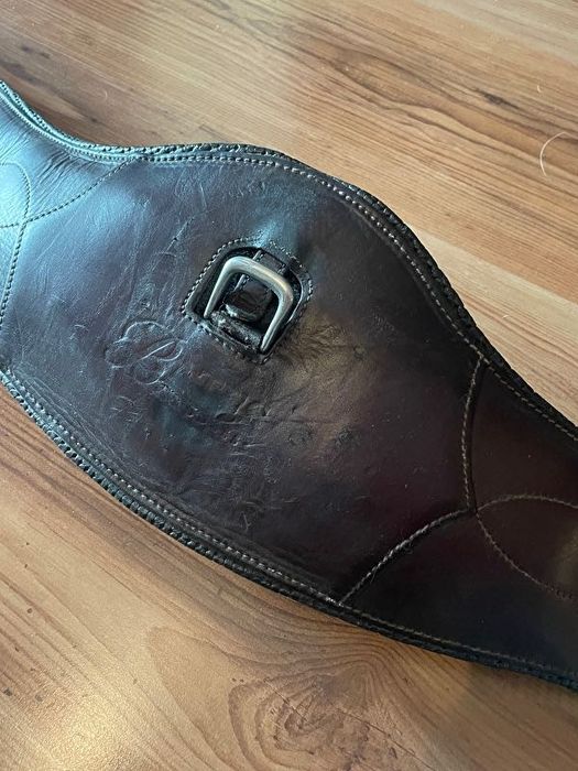 Brązowy popręg bates