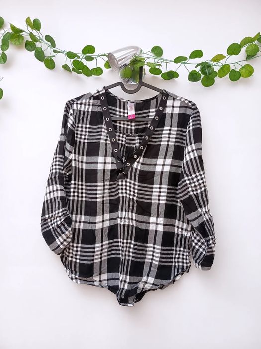 Blusa Preta com Padrão Xadrez