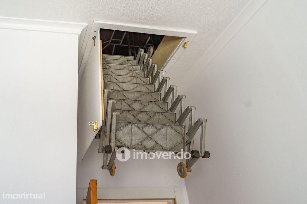 Moradia T4 mais Anexo T1, com jardim, na Caparica