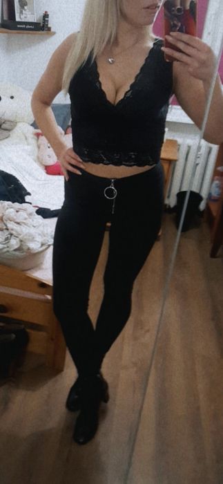 Czarny koronkowy crop top New Yorker S