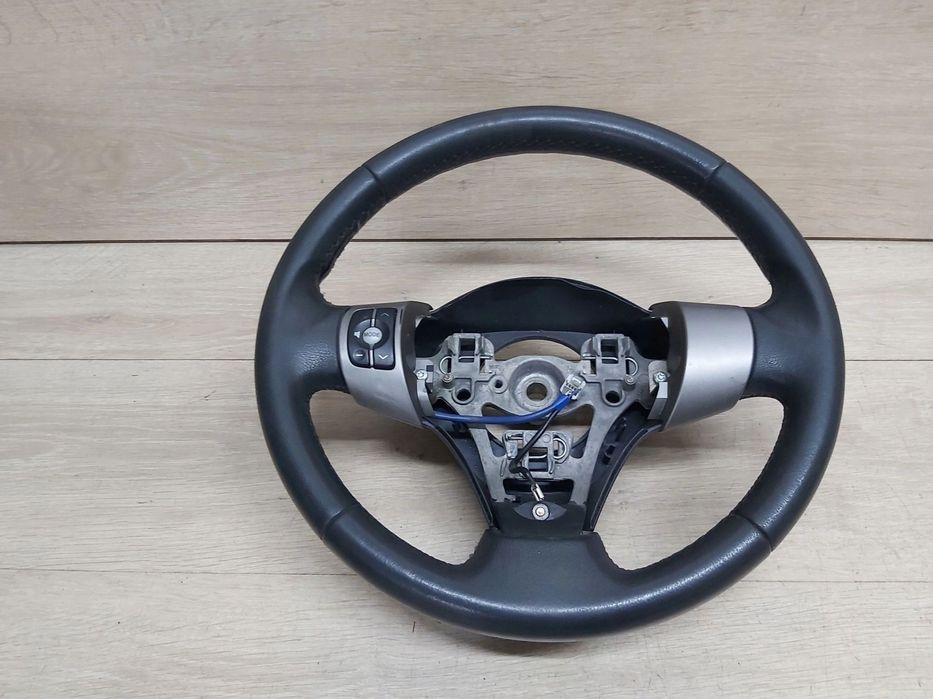 Toyota Yaris II 06 - 11r kierownica skóra Francuz