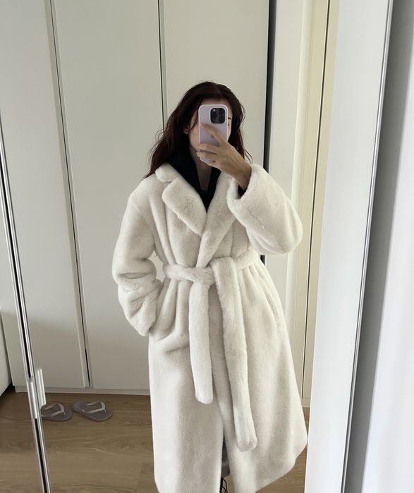 Sobretudo comprido de pelo branco/creme da Zara