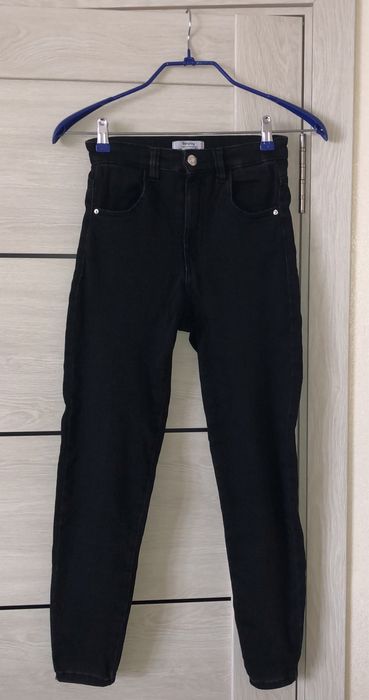 Чорні джинси Bershka