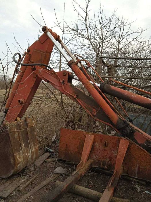 Экскаваторная  установка с отвалом от трактора ЮМЗ