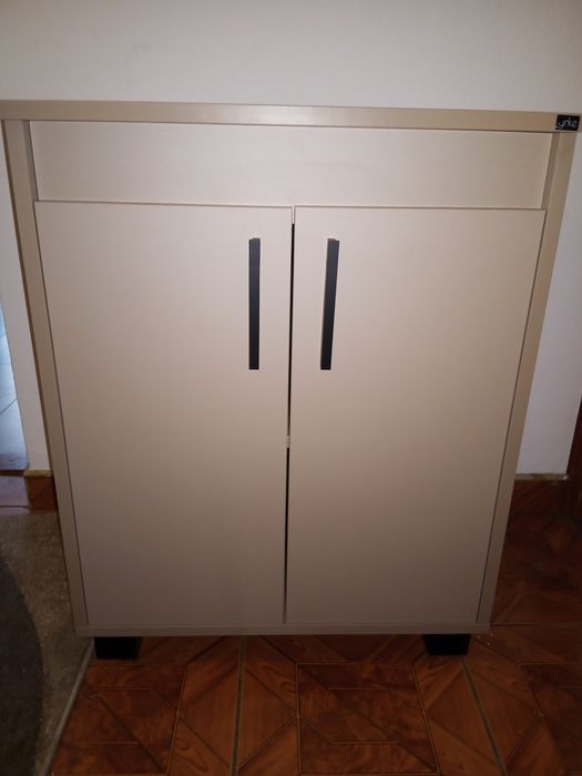 Szafka wolnostojąca z podwójnymi drzwiami i jedna półka w środku