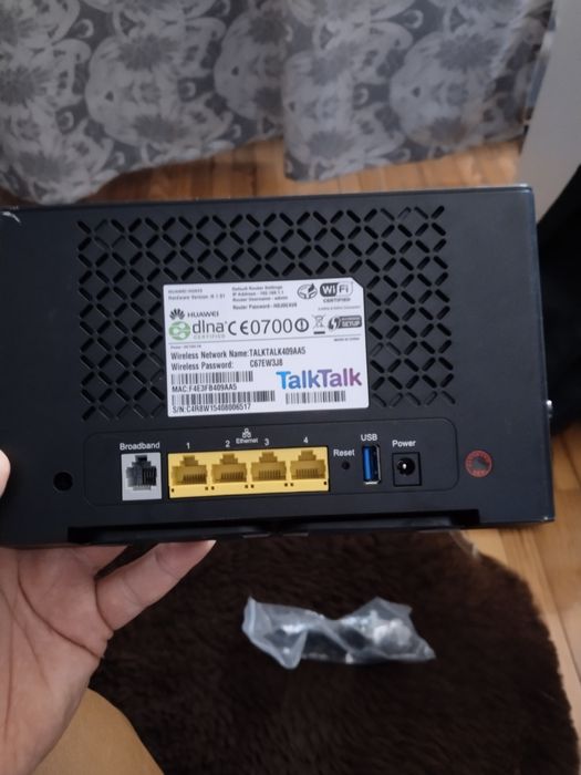 Zestaw trzech routerów używanych z UK