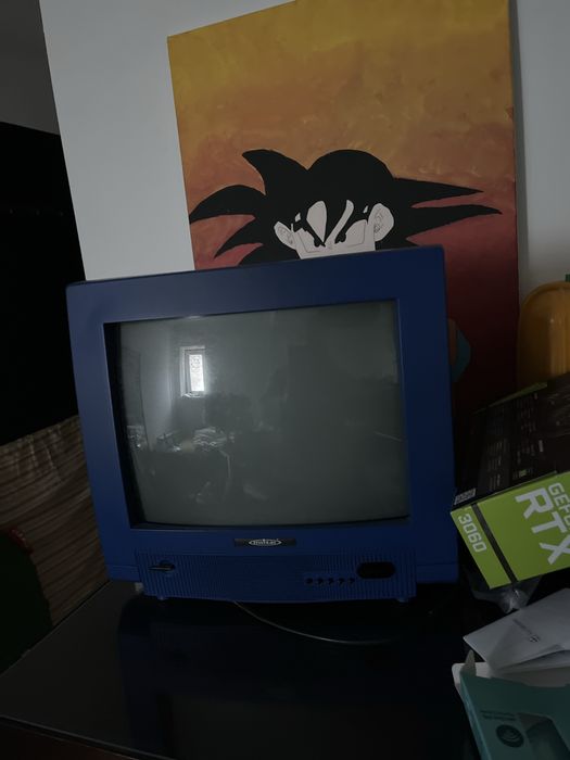 Televisão azul em bom estado