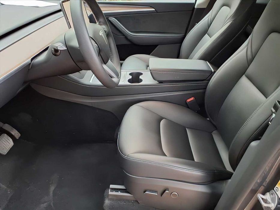 Tesla Model Y      2023