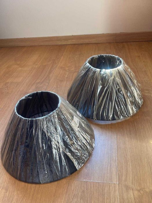 Lindo par de abajur  em tecido ,  na cor preto tamanho grande