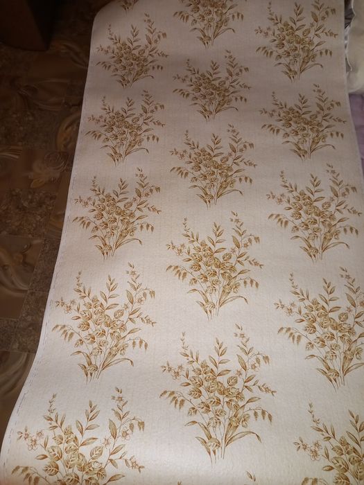 Продаются обои бумажные. 100 грн рулон.