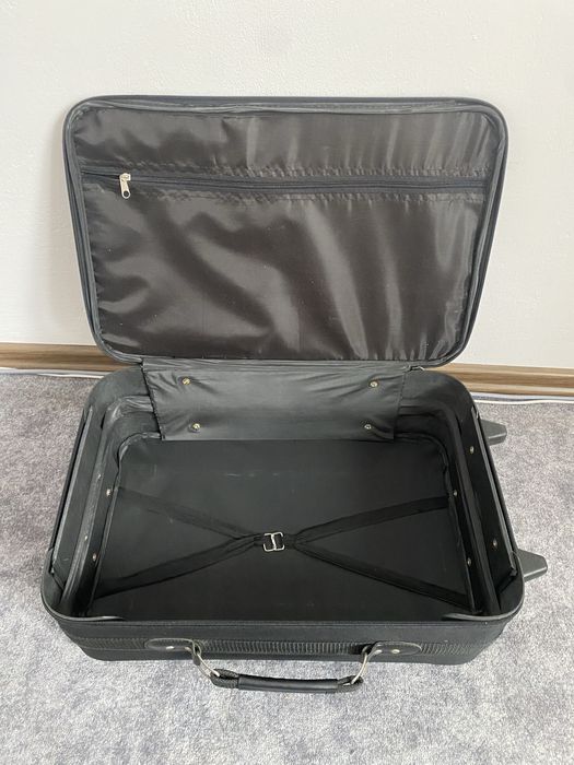 Czarna walizka podręczna na kółkach