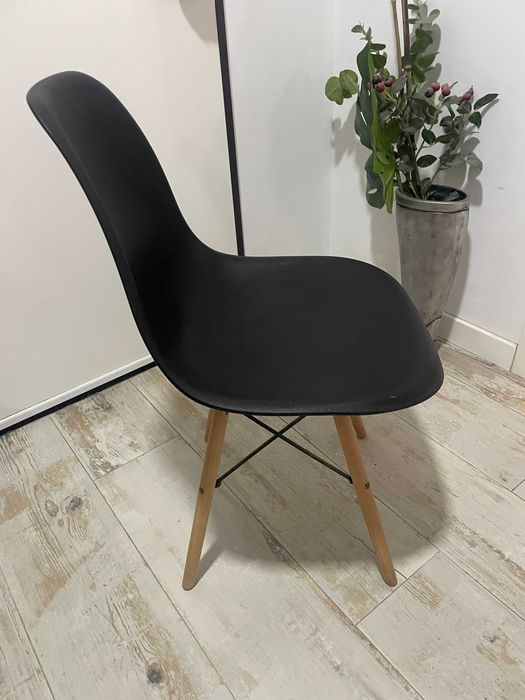 Cadeira Nórdica preta e madeira (Continente)