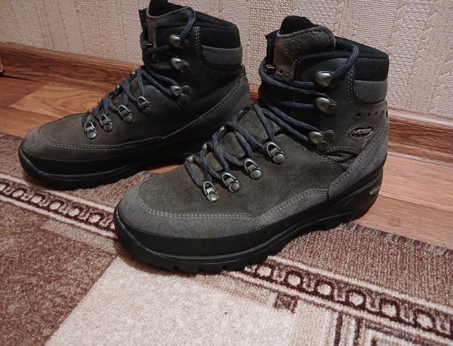 Трекингові черевики Lowa