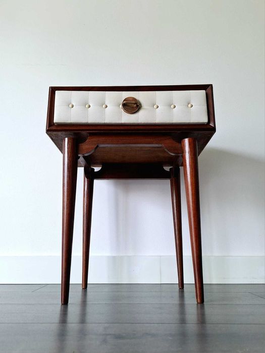 Mesa de cabeceira vintage. Vintage bedside table