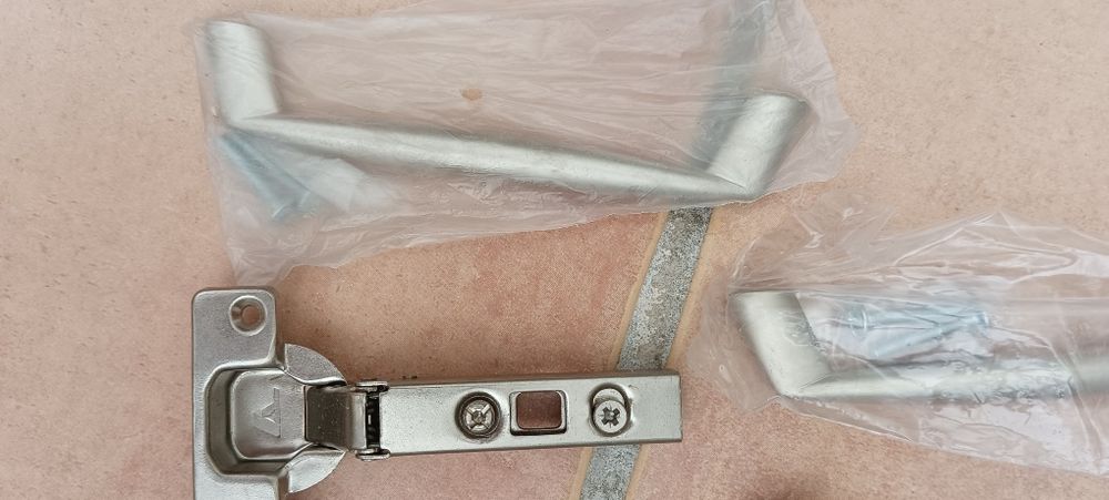Dobradiças para portas de armários de cozinha. Puxadores