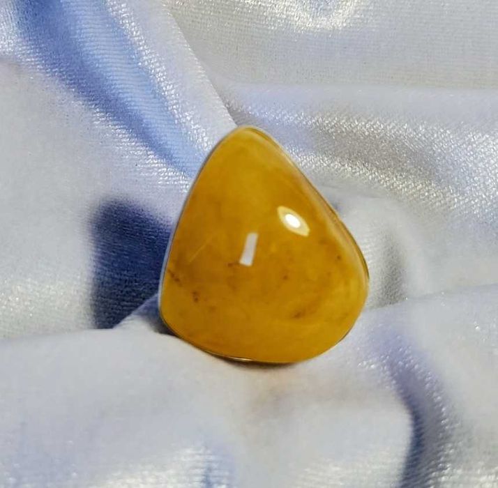 Srebrny pierścionek z bursztynem