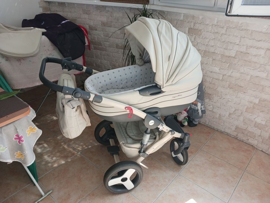 Продам срочно коляску состояние нормальное фирмы MAXONE