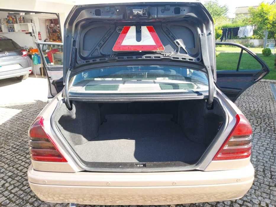 Mercedes-Benz 220 — fotografia 11