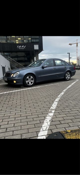 Mercedes Benz E320 CDI 2004 рік 150 кВт 204 кс рядна шістка автомат пробіг 329000 км дуже гарний технічний та візуальний стан без ржавчини кузов рівний салон у відмінному стані шкіра з комбінованою тканиною дерев’яні вставки все чисто та доглянуто підвіска не стукає коробка працює плавно мотор тягне рівно всі документи в наявності автомобіль готовий до поїздок,також до авто є літні диска 18 амг т колеса , але вони коштуватимуть в не в залежності від автомобіля. Ціна 200 е