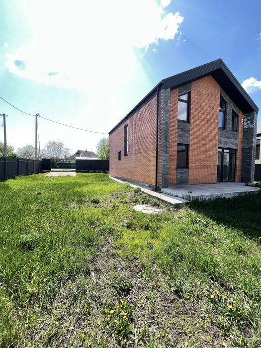 Продаж капітального 2-поверхового цегляного будинку можна під ЄОселю