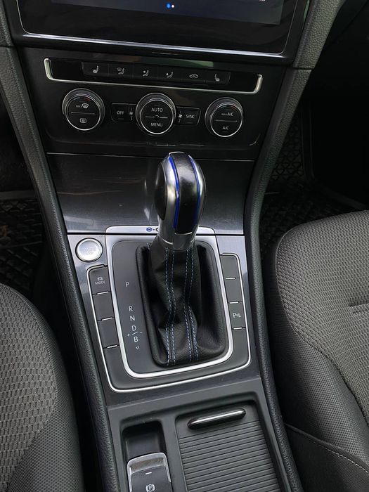 Продам Volkswagen e-Golf 2017