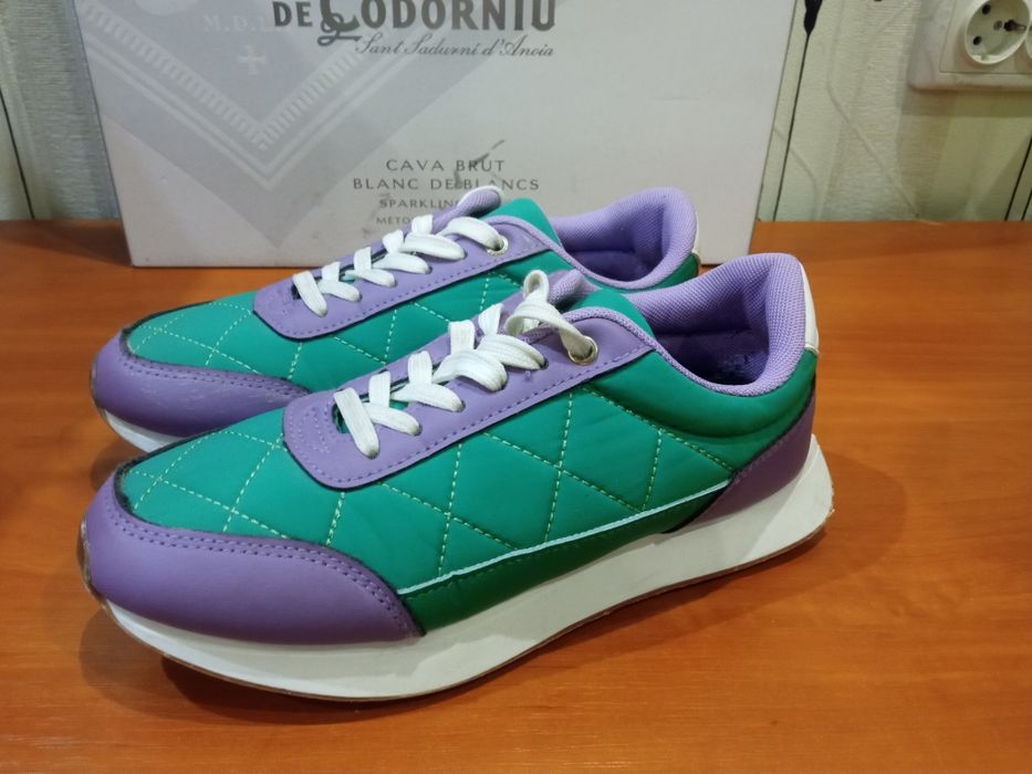 Продам женские оригнальные кроссовки Reserved. Лёгкие