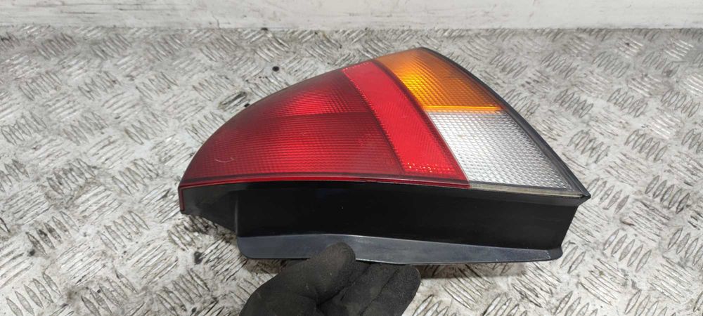 Mitsubishi Carisma I Lampa Prawa Tylna Prawy Tył PT